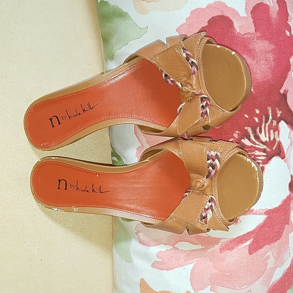 Nicole Miller tan sandal. Sz 7